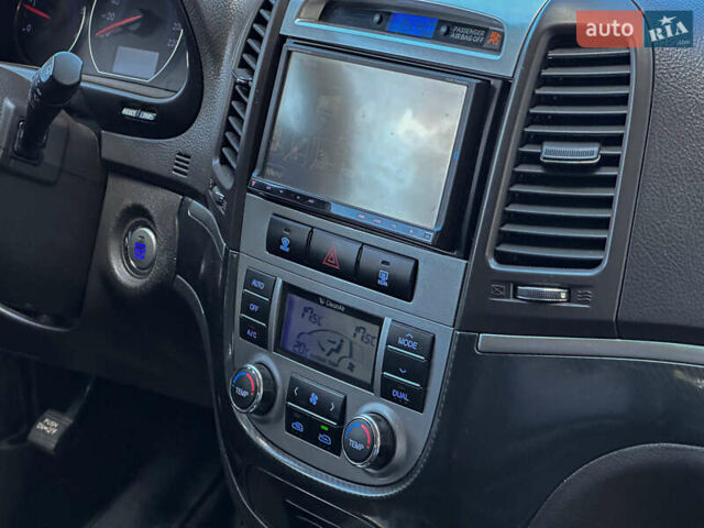 Серый Хендай Санта Фе, объемом двигателя 2.2 л и пробегом 229 тыс. км за 11900 $, фото 106 на Automoto.ua