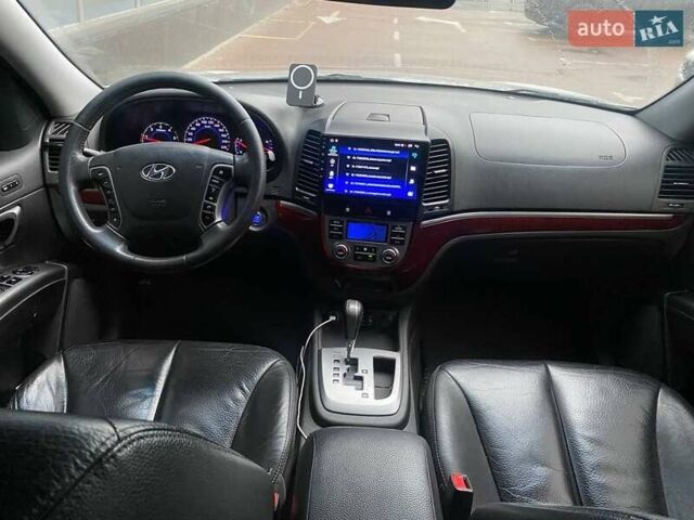 Серый Хендай Санта Фе, объемом двигателя 2 л и пробегом 270 тыс. км за 11900 $, фото 16 на Automoto.ua
