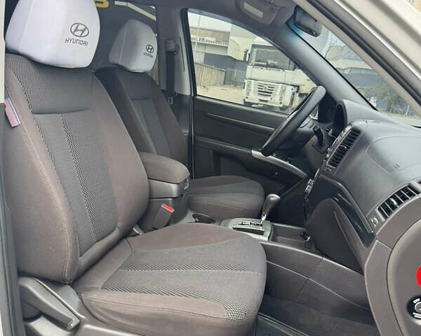 Серый Хендай Санта Фе, объемом двигателя 2.2 л и пробегом 266 тыс. км за 11700 $, фото 13 на Automoto.ua