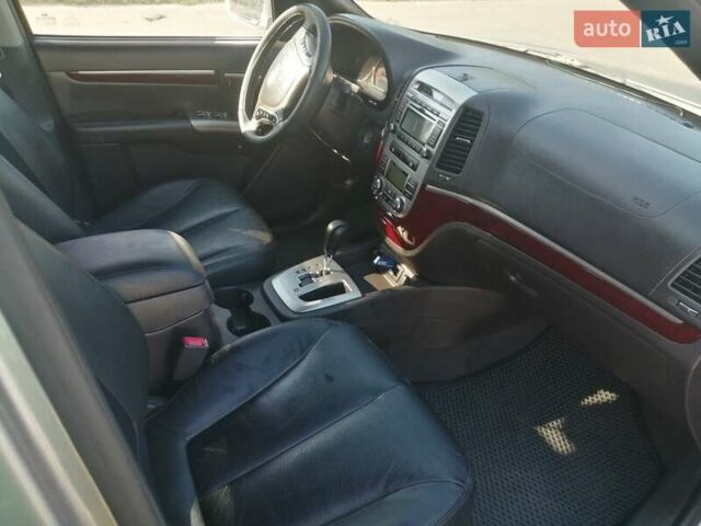 Серый Хендай Санта Фе, объемом двигателя 2 л и пробегом 370 тыс. км за 12200 $, фото 11 на Automoto.ua