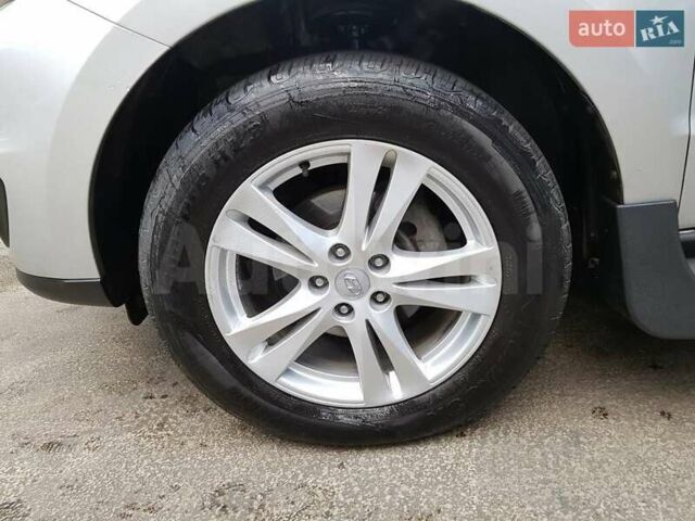 Серый Хендай Санта Фе, объемом двигателя 2 л и пробегом 92 тыс. км за 11900 $, фото 30 на Automoto.ua