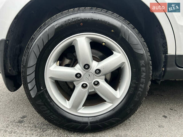Сірий Хендай Санта Фе, об'ємом двигуна 2.2 л та пробігом 269 тис. км за 9990 $, фото 76 на Automoto.ua