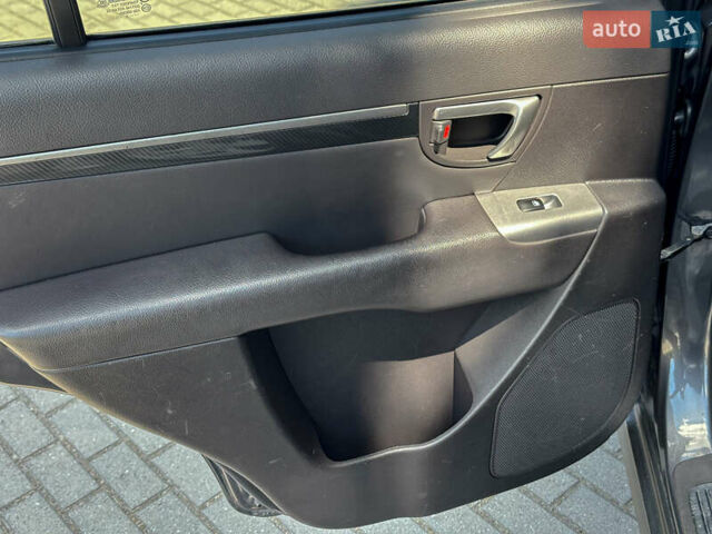 Серый Хендай Санта Фе, объемом двигателя 2.2 л и пробегом 229 тыс. км за 11900 $, фото 83 на Automoto.ua