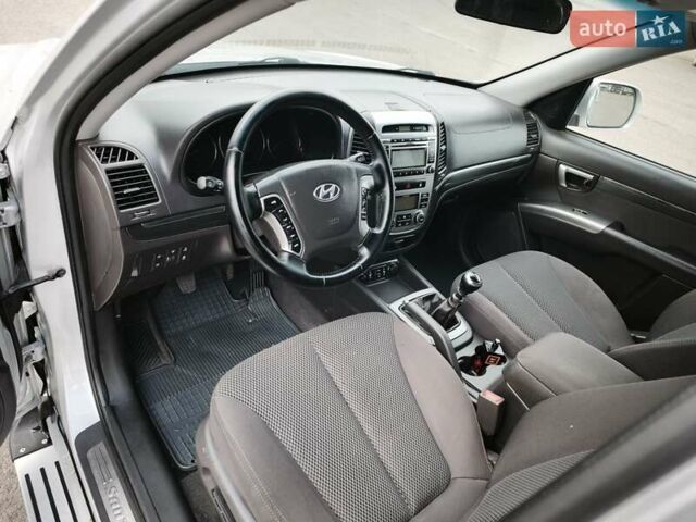 Серый Хендай Санта Фе, объемом двигателя 2.2 л и пробегом 258 тыс. км за 11450 $, фото 11 на Automoto.ua