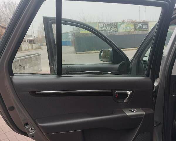 Серый Хендай Санта Фе, объемом двигателя 2.36 л и пробегом 140 тыс. км за 9900 $, фото 19 на Automoto.ua