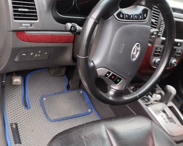 Серый Хендай Санта Фе, объемом двигателя 2 л и пробегом 271 тыс. км за 10950 $, фото 8 на Automoto.ua