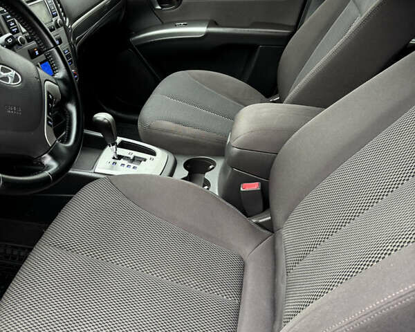 Серый Хендай Санта Фе, объемом двигателя 2.2 л и пробегом 262 тыс. км за 12500 $, фото 24 на Automoto.ua