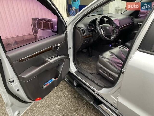 Серый Хендай Санта Фе, объемом двигателя 2 л и пробегом 92 тыс. км за 11900 $, фото 7 на Automoto.ua