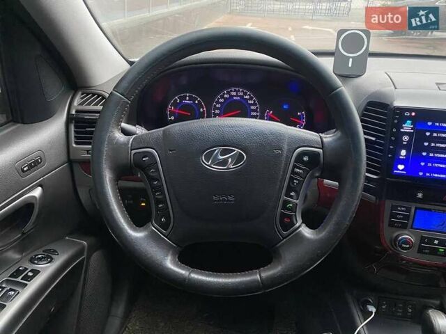 Серый Хендай Санта Фе, объемом двигателя 2 л и пробегом 270 тыс. км за 11900 $, фото 18 на Automoto.ua