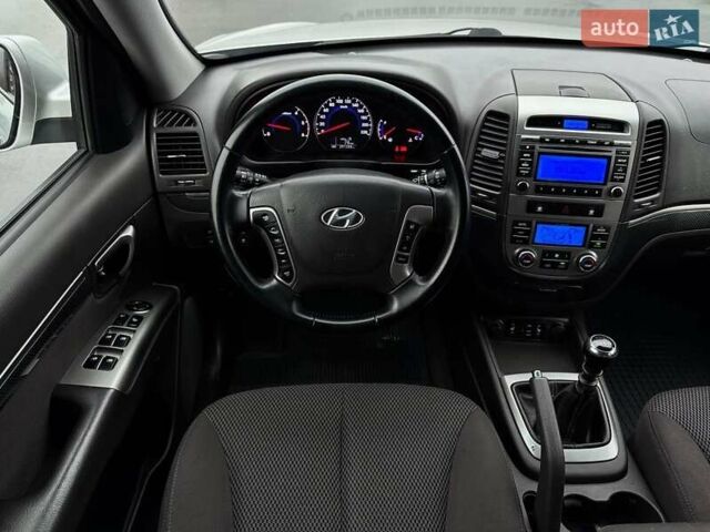 Серый Хендай Санта Фе, объемом двигателя 2.2 л и пробегом 260 тыс. км за 11800 $, фото 10 на Automoto.ua
