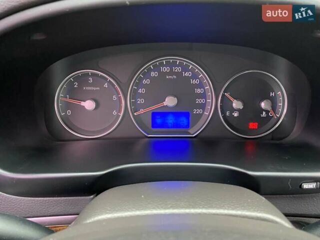 Серый Хендай Санта Фе, объемом двигателя 2 л и пробегом 92 тыс. км за 11900 $, фото 12 на Automoto.ua