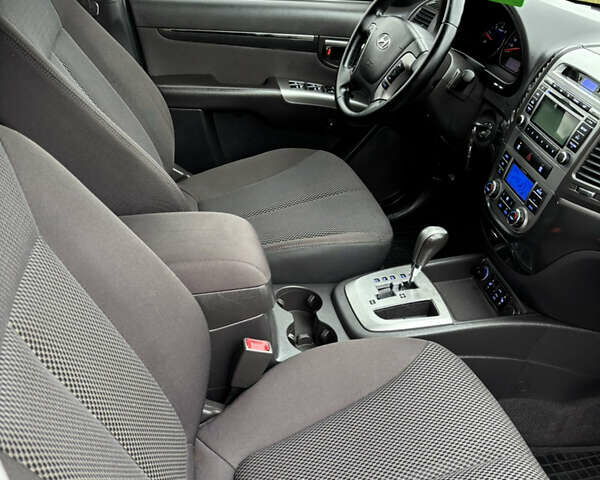 Серый Хендай Санта Фе, объемом двигателя 2.2 л и пробегом 262 тыс. км за 12500 $, фото 18 на Automoto.ua