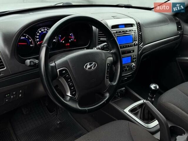 Серый Хендай Санта Фе, объемом двигателя 2.2 л и пробегом 260 тыс. км за 11800 $, фото 6 на Automoto.ua