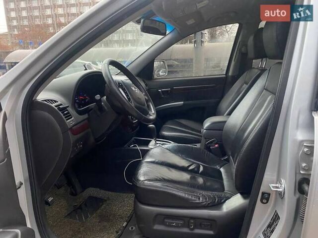 Серый Хендай Санта Фе, объемом двигателя 2 л и пробегом 270 тыс. км за 11900 $, фото 7 на Automoto.ua