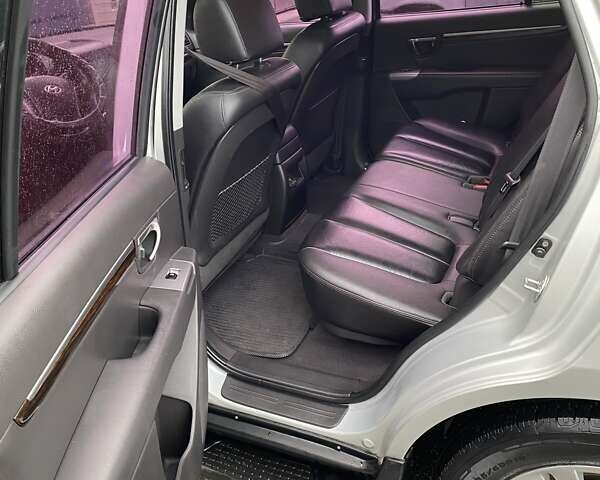 Серый Хендай Санта Фе, объемом двигателя 2 л и пробегом 92 тыс. км за 11900 $, фото 9 на Automoto.ua