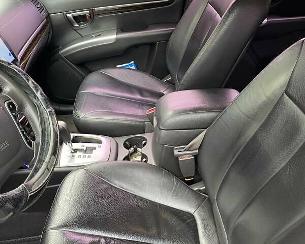 Серый Хендай Санта Фе, объемом двигателя 2 л и пробегом 92 тыс. км за 11900 $, фото 8 на Automoto.ua