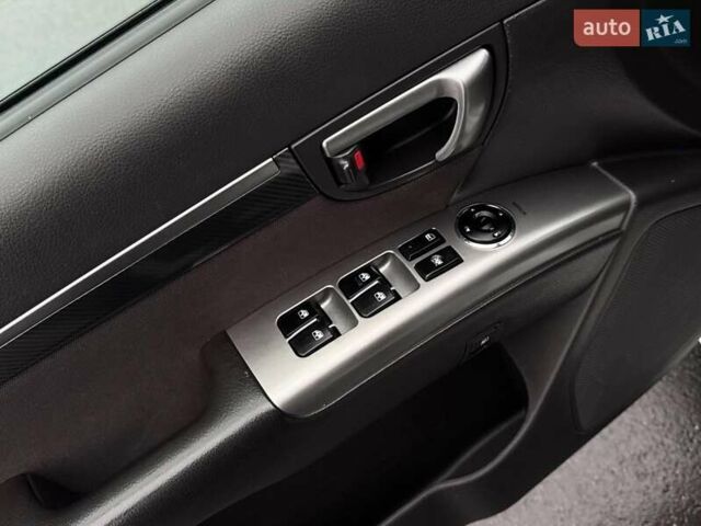 Серый Хендай Санта Фе, объемом двигателя 2.2 л и пробегом 260 тыс. км за 11800 $, фото 14 на Automoto.ua