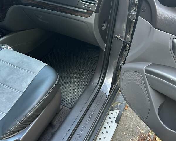 Серый Хендай Санта Фе, объемом двигателя 2.2 л и пробегом 227 тыс. км за 13600 $, фото 13 на Automoto.ua