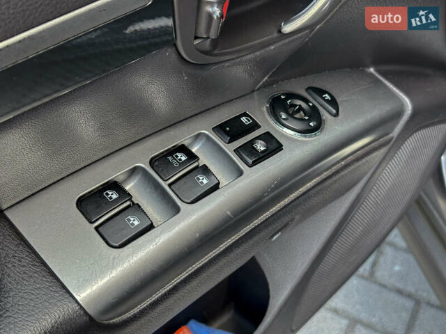 Серый Хендай Санта Фе, объемом двигателя 2.2 л и пробегом 229 тыс. км за 11900 $, фото 57 на Automoto.ua