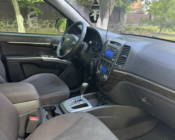 Серый Хендай Санта Фе, объемом двигателя 2.4 л и пробегом 226 тыс. км за 11700 $, фото 5 на Automoto.ua