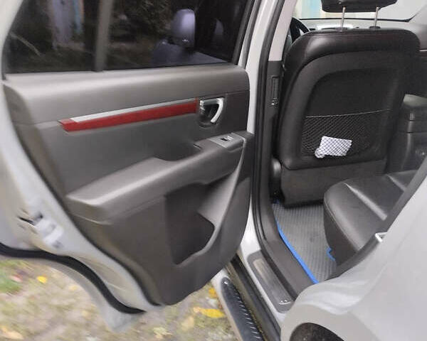 Серый Хендай Санта Фе, объемом двигателя 2 л и пробегом 271 тыс. км за 10950 $, фото 6 на Automoto.ua