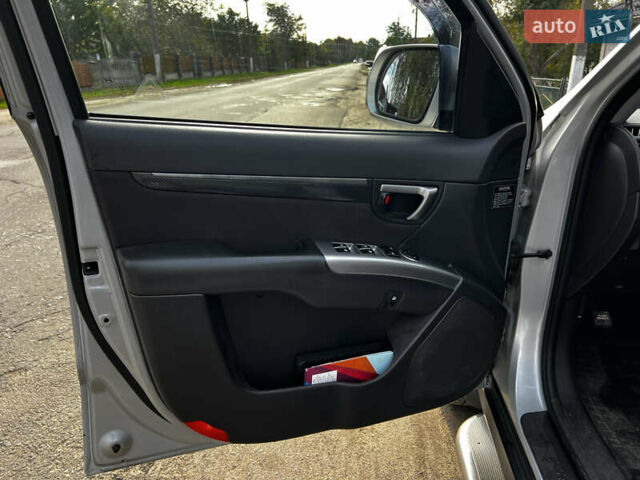 Серый Хендай Санта Фе, объемом двигателя 2.2 л и пробегом 235 тыс. км за 12900 $, фото 20 на Automoto.ua