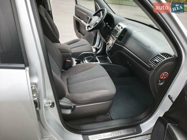 Серый Хендай Санта Фе, объемом двигателя 2.2 л и пробегом 258 тыс. км за 11450 $, фото 17 на Automoto.ua