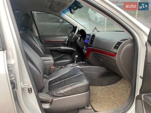 Серый Хендай Санта Фе, объемом двигателя 2 л и пробегом 270 тыс. км за 11900 $, фото 10 на Automoto.ua