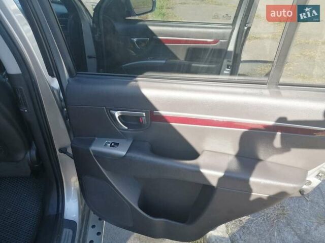 Серый Хендай Санта Фе, объемом двигателя 2 л и пробегом 370 тыс. км за 12200 $, фото 9 на Automoto.ua