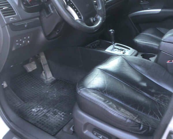 Серый Хендай Санта Фе, объемом двигателя 2.2 л и пробегом 265 тыс. км за 12500 $, фото 17 на Automoto.ua