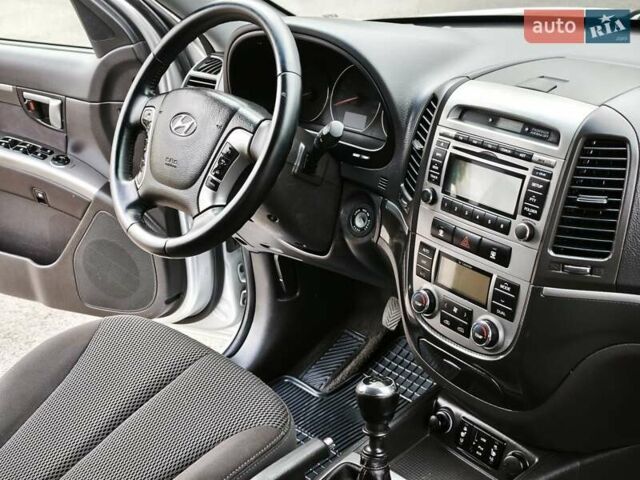 Серый Хендай Санта Фе, объемом двигателя 2.2 л и пробегом 258 тыс. км за 11450 $, фото 27 на Automoto.ua