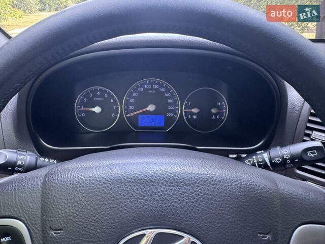 Серый Хендай Санта Фе, объемом двигателя 2.4 л и пробегом 226 тыс. км за 11700 $, фото 9 на Automoto.ua