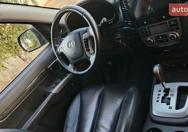 Серый Хендай Санта Фе, объемом двигателя 2.2 л и пробегом 222 тыс. км за 12500 $, фото 11 на Automoto.ua