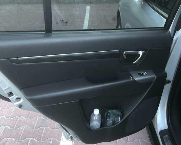 Серый Хендай Санта Фе, объемом двигателя 2.2 л и пробегом 265 тыс. км за 12500 $, фото 15 на Automoto.ua