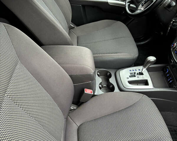 Серый Хендай Санта Фе, объемом двигателя 2.2 л и пробегом 262 тыс. км за 12500 $, фото 19 на Automoto.ua