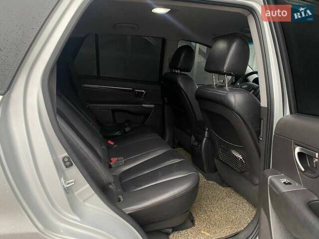 Серый Хендай Санта Фе, объемом двигателя 2 л и пробегом 270 тыс. км за 11900 $, фото 12 на Automoto.ua