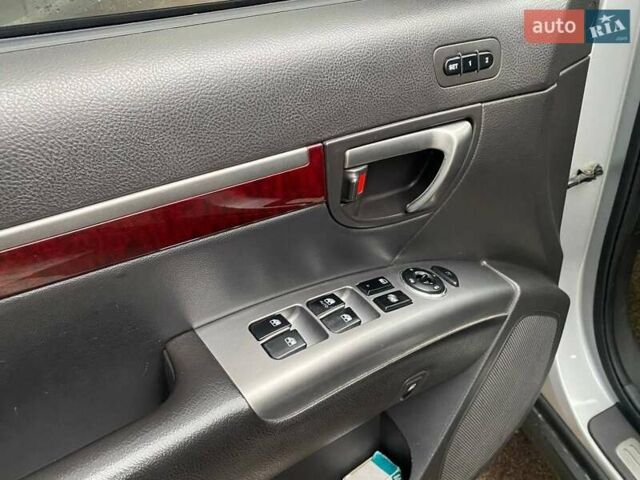 Серый Хендай Санта Фе, объемом двигателя 2 л и пробегом 270 тыс. км за 11900 $, фото 15 на Automoto.ua