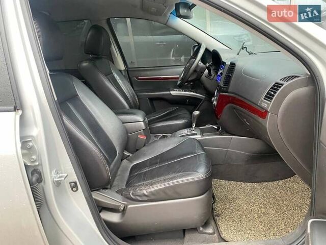 Серый Хендай Санта Фе, объемом двигателя 2 л и пробегом 270 тыс. км за 11900 $, фото 9 на Automoto.ua