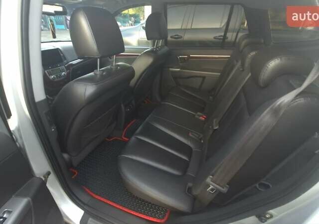 Серый Хендай Санта Фе, объемом двигателя 2 л и пробегом 250 тыс. км за 10800 $, фото 16 на Automoto.ua