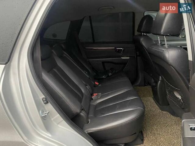 Серый Хендай Санта Фе, объемом двигателя 2 л и пробегом 270 тыс. км за 11900 $, фото 11 на Automoto.ua