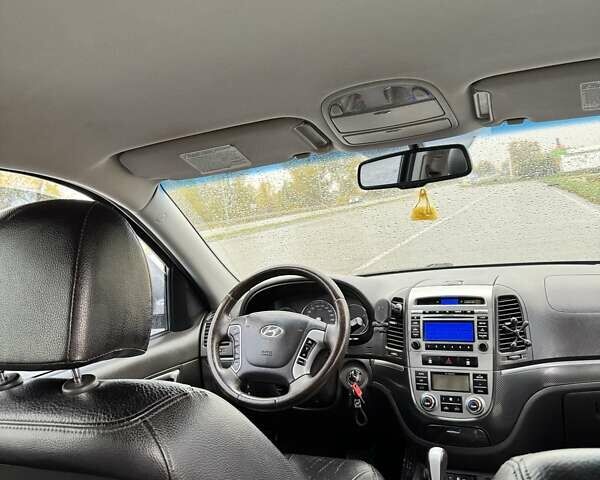 Серый Хендай Санта Фе, объемом двигателя 2.2 л и пробегом 161 тыс. км за 12400 $, фото 9 на Automoto.ua