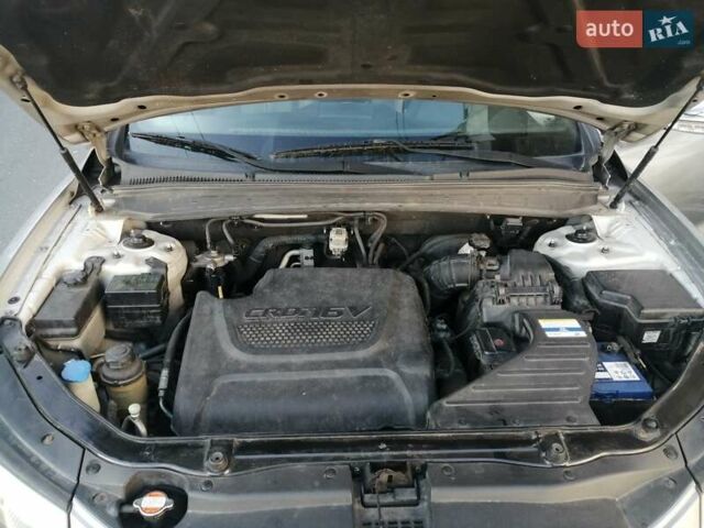 Серый Хендай Санта Фе, объемом двигателя 2 л и пробегом 370 тыс. км за 12200 $, фото 22 на Automoto.ua