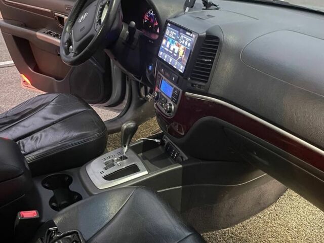 Серый Хендай Санта Фе, объемом двигателя 2 л и пробегом 270 тыс. км за 12000 $, фото 9 на Automoto.ua