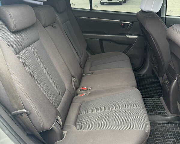 Серый Хендай Санта Фе, объемом двигателя 2.2 л и пробегом 266 тыс. км за 11700 $, фото 16 на Automoto.ua