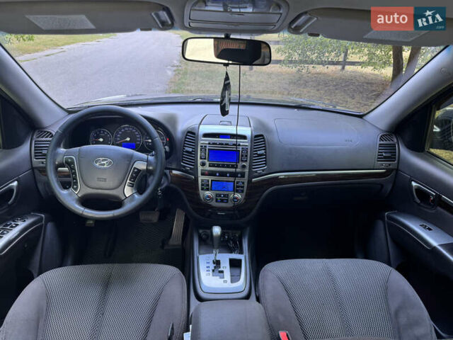 Серый Хендай Санта Фе, объемом двигателя 2.4 л и пробегом 226 тыс. км за 11700 $, фото 13 на Automoto.ua