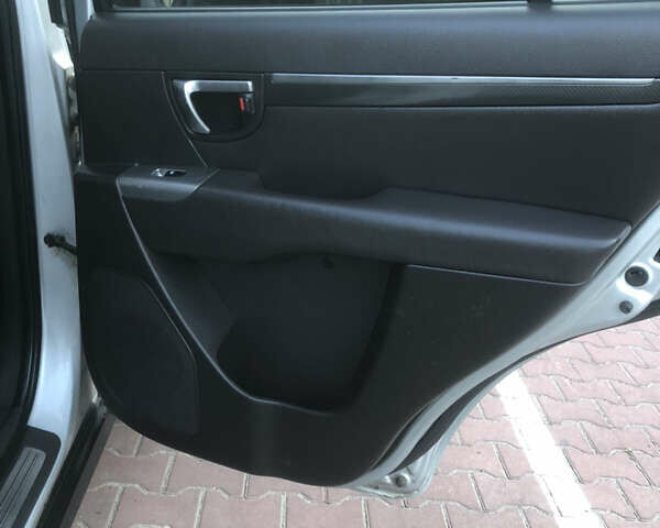 Серый Хендай Санта Фе, объемом двигателя 2.2 л и пробегом 265 тыс. км за 12500 $, фото 11 на Automoto.ua