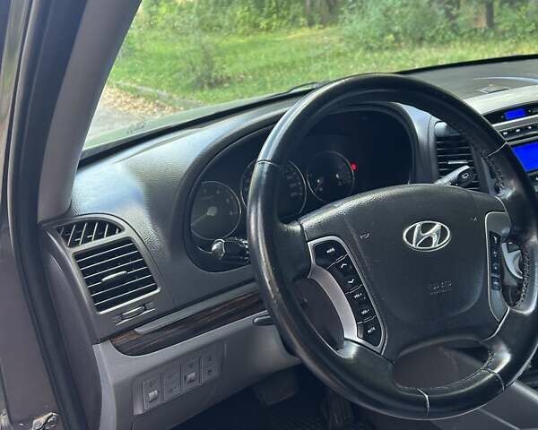 Серый Хендай Санта Фе, объемом двигателя 2.2 л и пробегом 227 тыс. км за 13600 $, фото 22 на Automoto.ua