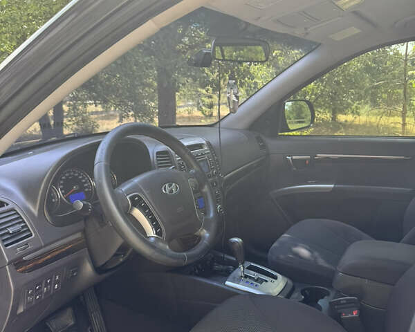 Серый Хендай Санта Фе, объемом двигателя 2.4 л и пробегом 226 тыс. км за 11700 $, фото 10 на Automoto.ua