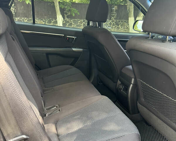 Серый Хендай Санта Фе, объемом двигателя 2.4 л и пробегом 226 тыс. км за 11700 $, фото 6 на Automoto.ua