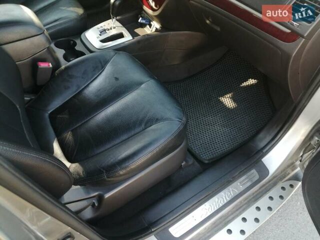 Серый Хендай Санта Фе, объемом двигателя 2 л и пробегом 370 тыс. км за 12200 $, фото 10 на Automoto.ua